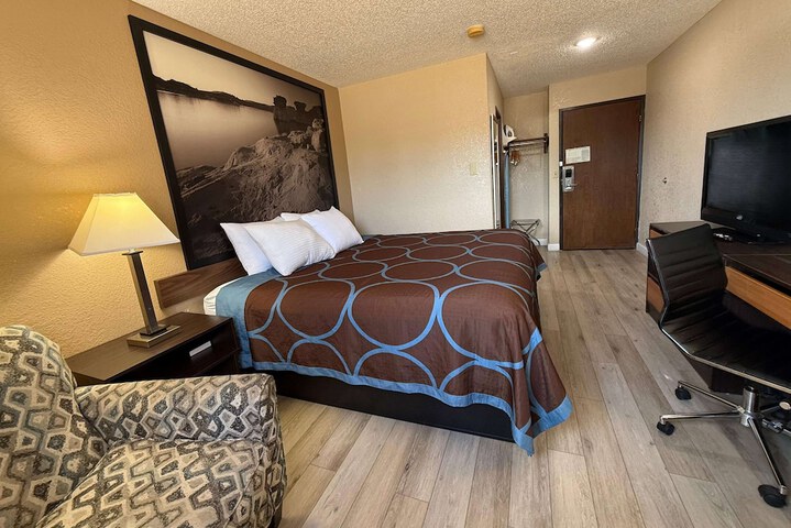 1 Queen Bed Accessible Room (4 of 13)