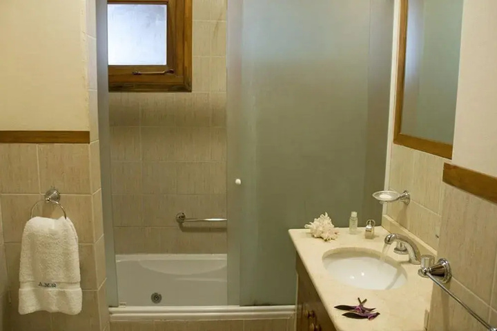 Room 6 of 10