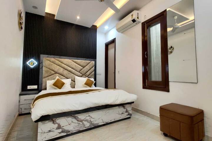 Room 4 of 16