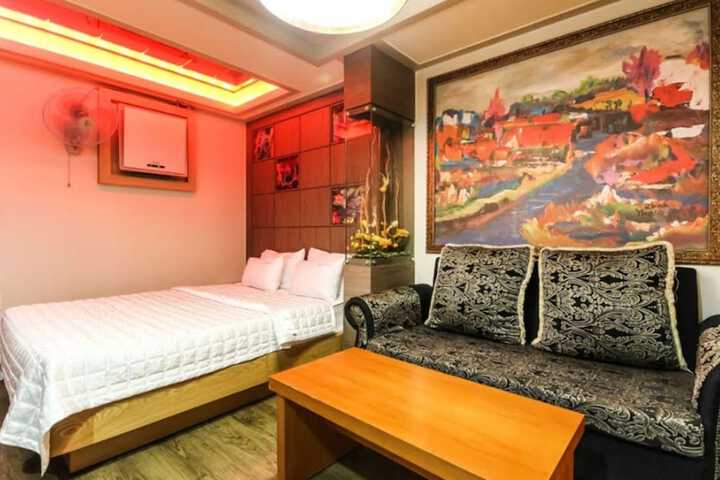 Room 4 of 9