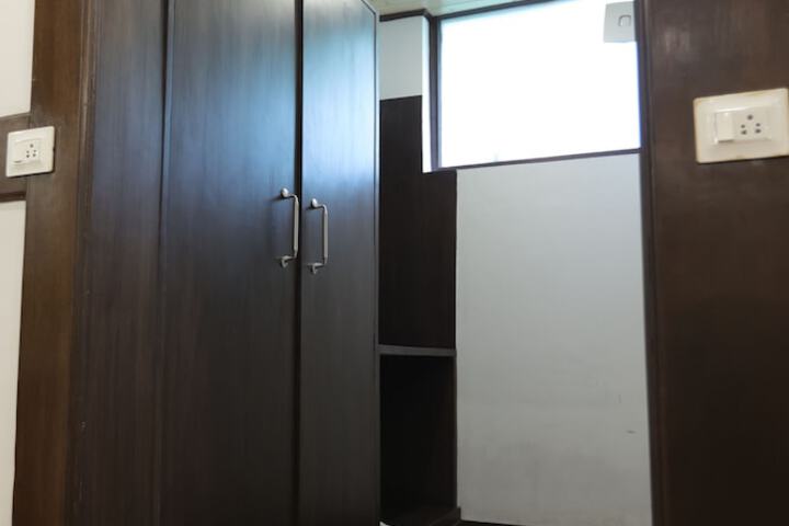 Room 32 of 98