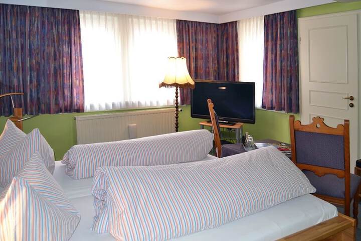 Room 10 of 38