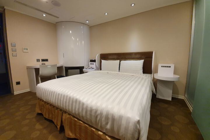 Room 13 of 61