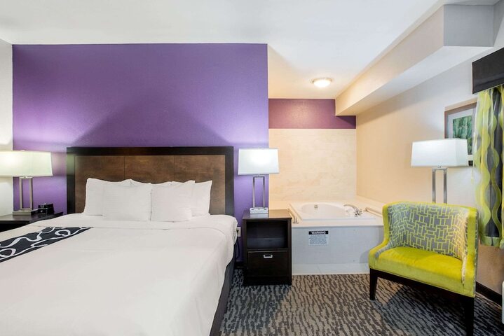 1 King Bed (4 of 16)