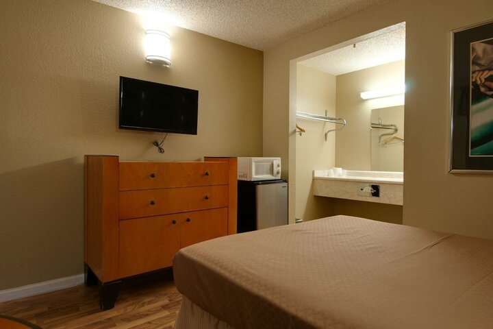 Deluxe Queen Bed (2 of 9)