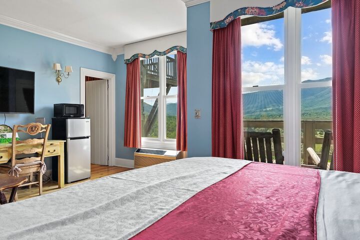 Snug Hug Queen Suite with Fireplace (26 of 131)