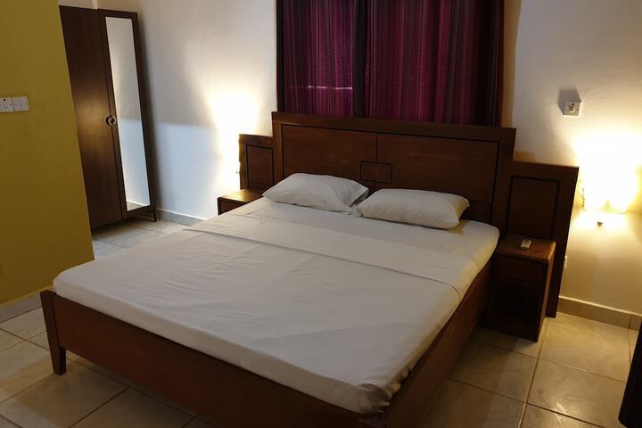 Room 12 of 104