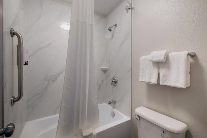 Deluxe Double Bed Accessible (3 of 11)
