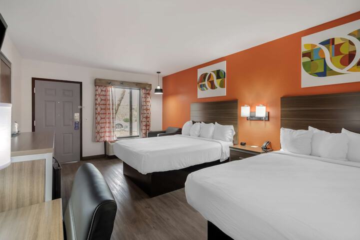 2 Queen Beds Microwave and Refrigerator WiFi Continental Breakfast (15 of 21)