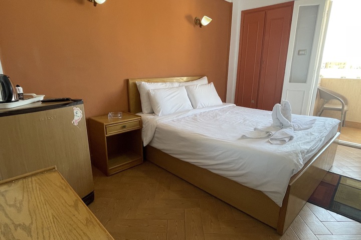 Room 12 of 34
