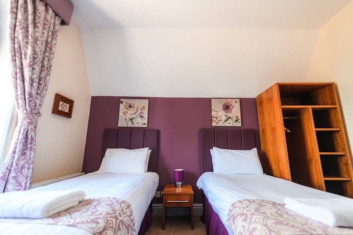 Room 5 of 28