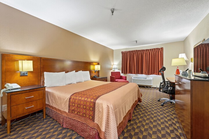1 King Bed (4 of 16)
