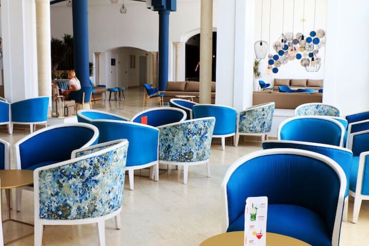 Lounge 5 of 6