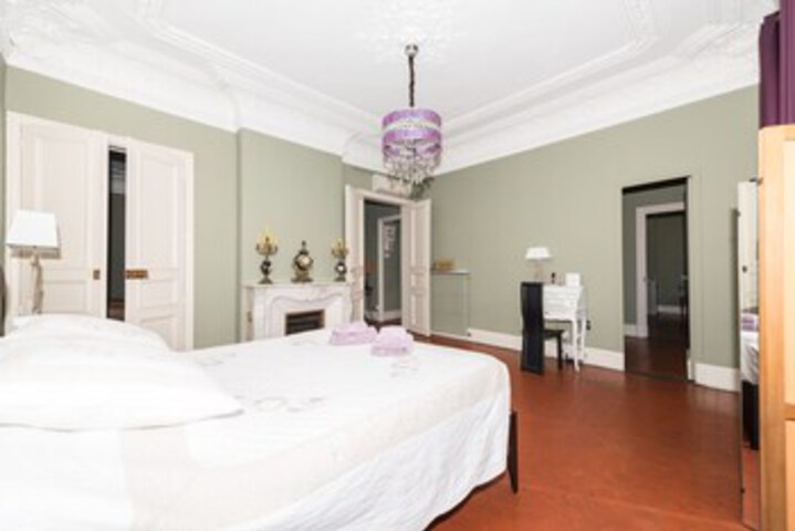 Room 10 of 18
