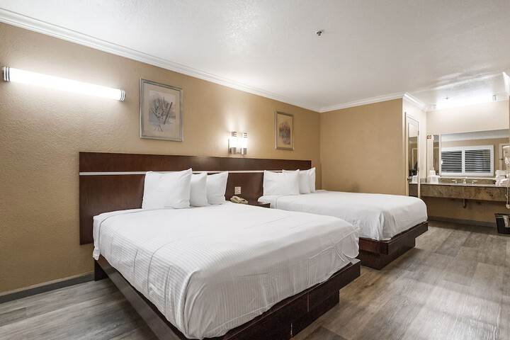 2 Queen Beds (6 of 20)
