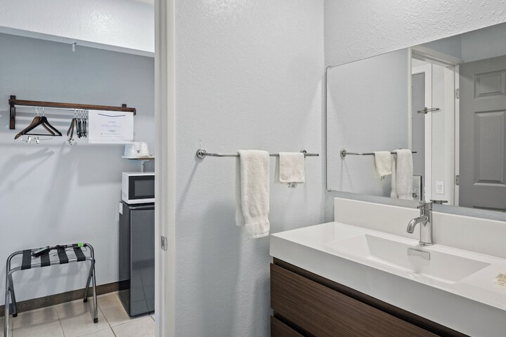 Basic 2 Queen Beds City View (2 of 12)
