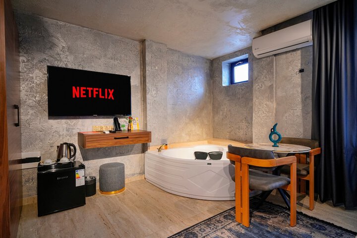 Room 81 of 244