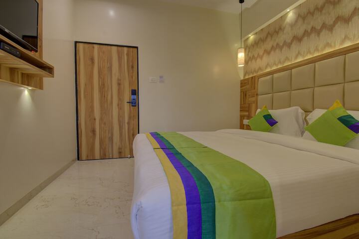Room 10 of 34