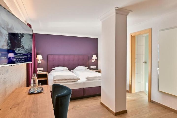 Room 4 of 65