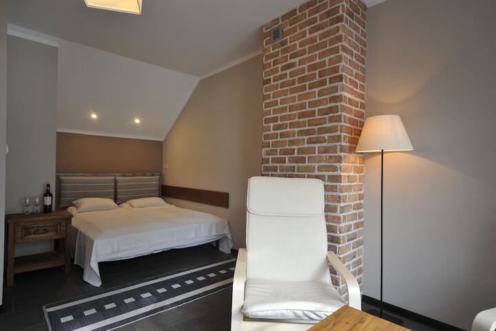 Room 16 of 28