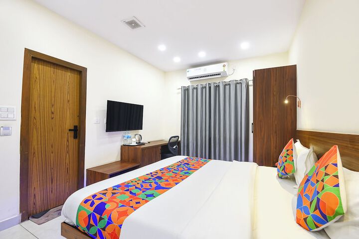 Room 10 of 32