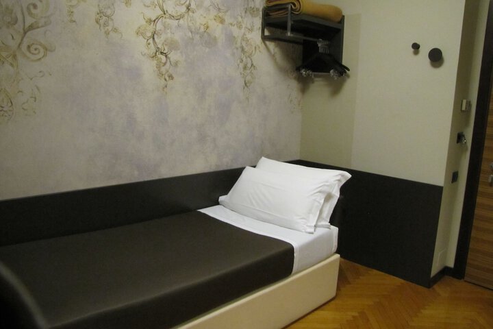 Room 33 of 60
