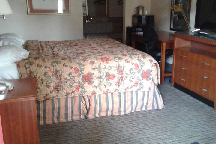 1 King Bed (2 of 10)
