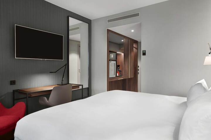 Room 9 of 37