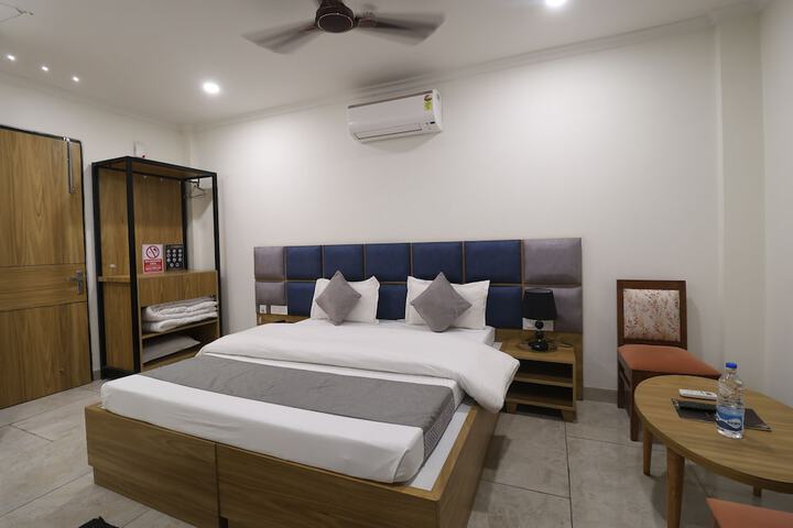 Room 7 of 80