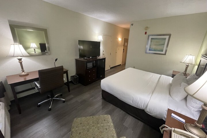 1 King Bed (3 of 15)