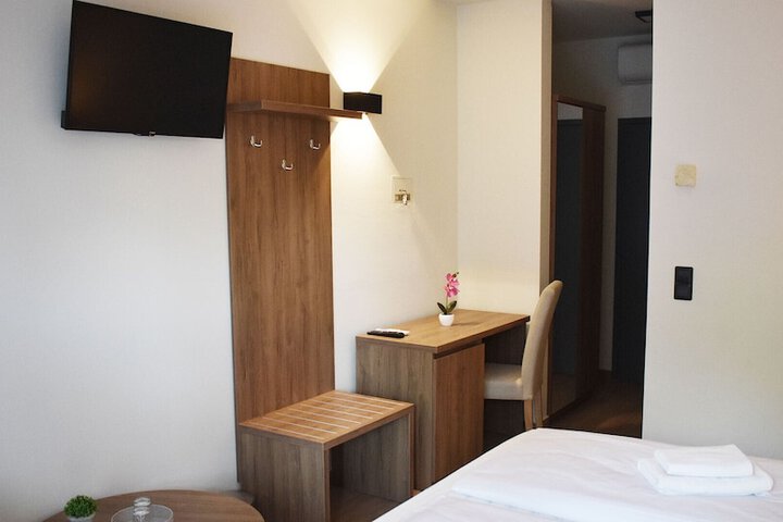Room 5 of 40