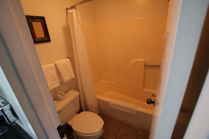 Basic Single Room 2 Double Beds (2 of 7)