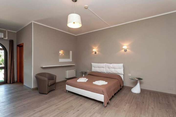 Room 10 of 33
