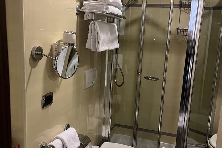 Room 28 of 35