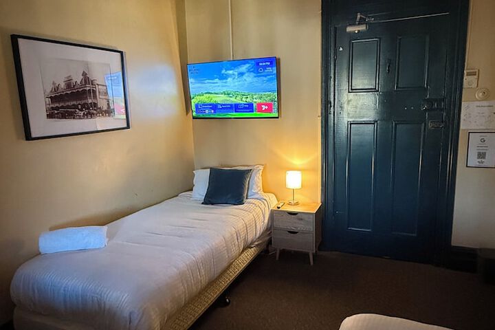 Room 6 of 30