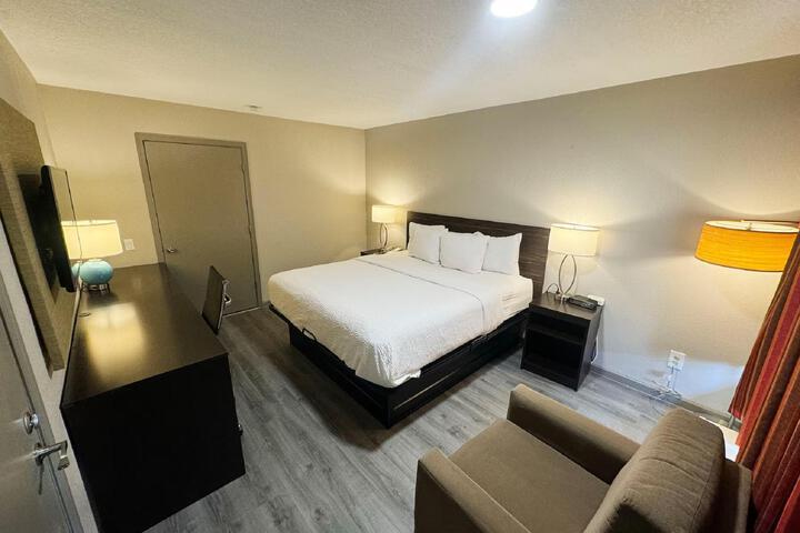 1 King Bed (17 of 19)