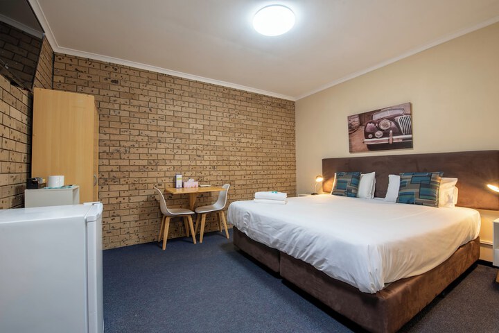Room 5 of 82