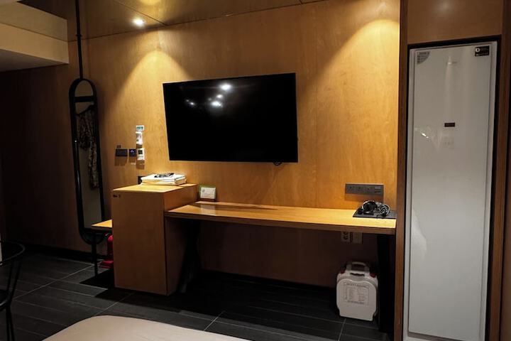 Room 11 of 34