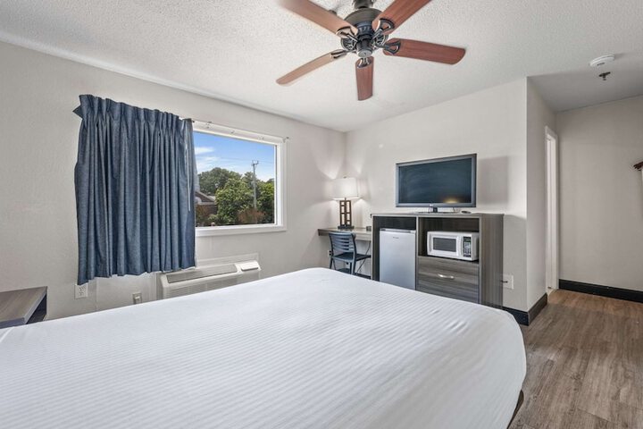 2 Double Beds Microwave and Refrigerator Flat Screen Television Work Desk High Speed Internet Accessible Continental Breakfast (9 of 32)
