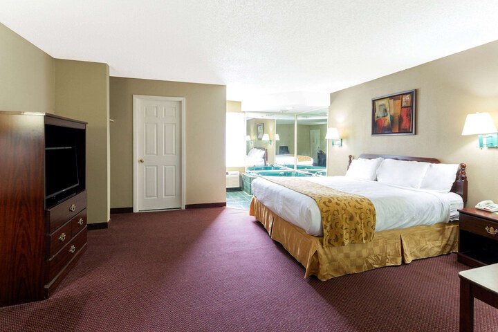 1 King Bed (8 of 17)