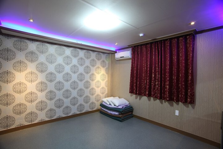 Room 6 of 14