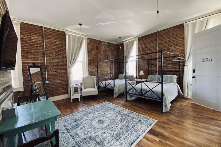 Luxury Studio Queen Bed (1 of 22)
