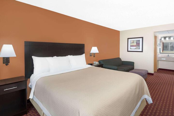 2 Queen Beds (2 of 11)