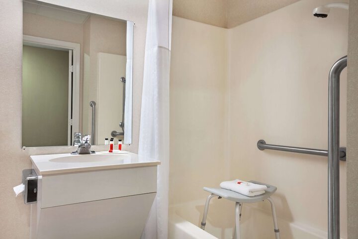 2 Queen Beds Deluxe Mobility Accessible (4 of 11)