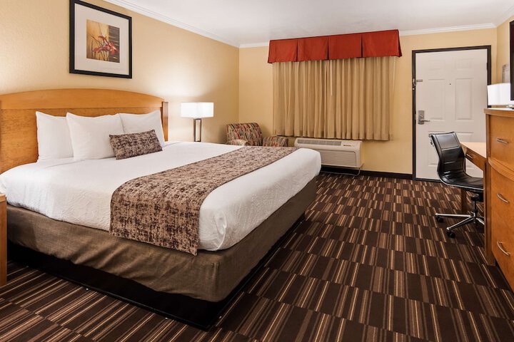 1 King Bed (4 of 8)