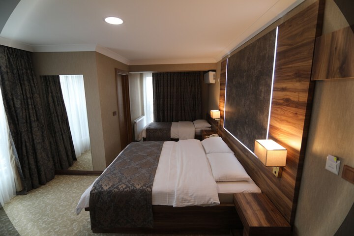 Room 10 of 32