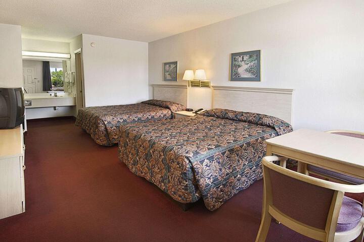 2 Queen Beds (8 of 9)