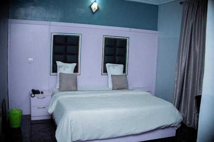 Room 6 of 80