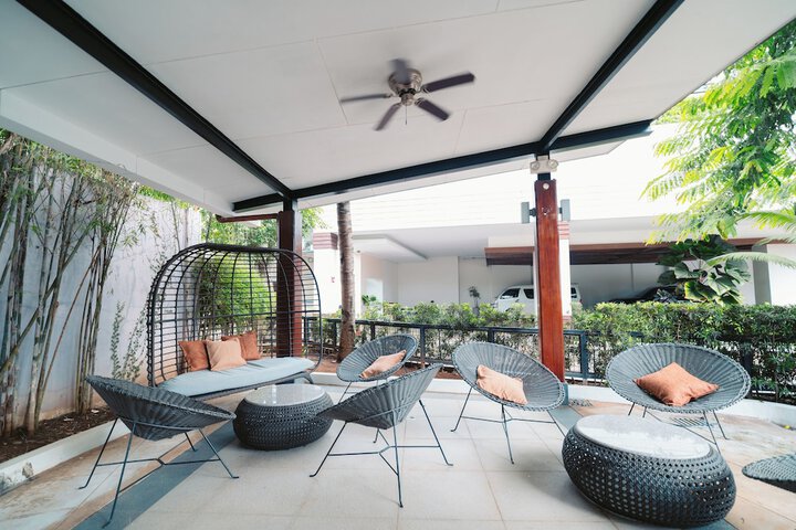 Lounge 120 of 128