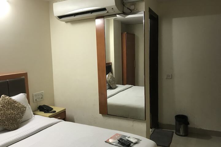 Room 10 of 25